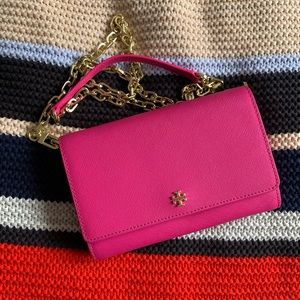 Tory Burch Emerson Chain Wallet In Crazy Pink